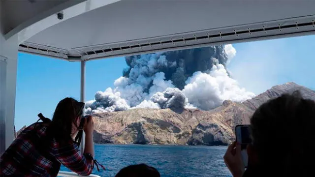 Los turistas estaban alejándose del cráter apenas segundos antes de la erupción del volcán Whakaari, en White Island (Nueva Zelanda). Foto: AP.