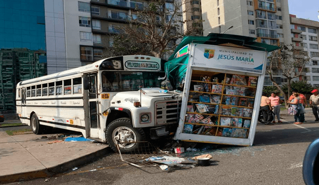 Jesús María: dos heridos tras choque de bus contra puesto de periódicos