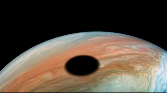 ¿Un eclipse en Júpiter? Imagen captada por la sonda Juno de la NASA.