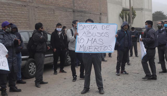 Choferes del Corredor Rojo protestan porque no les toman pruebas para saber si tienen coronavirus. Foto: Aldair Mejía / La República.