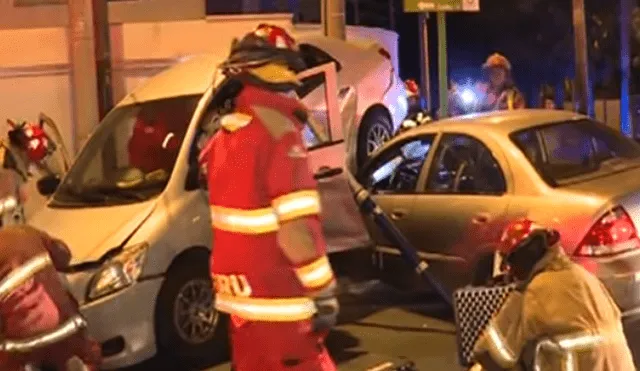 Miraflores: un auto quedó encima de otro tras impactar en la avenida Benavides [VIDEO]