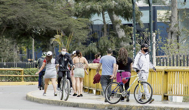 Bien y mal. Si bien más gente usa bicicletas, no se guarda el distanciamiento. (Foto: Jhon Reyes)