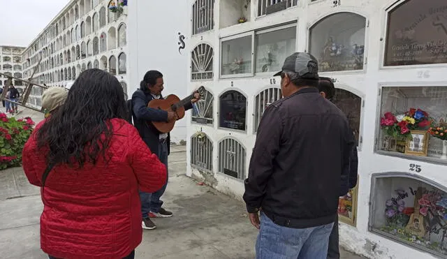 Familiares de difuntos les dedicaron canciones para recordarlos. Foto: Y. Goicochea/URPI-La República