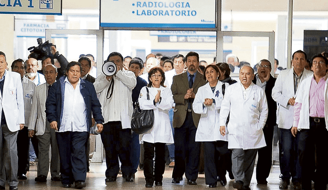 Medicos de Essalud inician paro de 48 horas y Seguro alista plan de contingencia