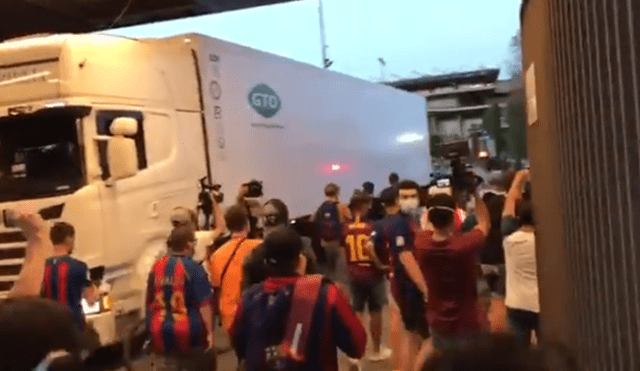Los hinchas Barcelona aprovecharon que una de las puertas de acceso al Camp Nou se abrió de forma momentánea e irrumpieron en el recinto. Foto: Captura de video/@elchiringuitotv
