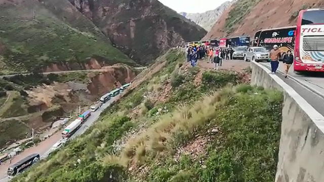 Carretera Central: miles de pasajeros varados en vías por accidente vehicular [VIDEO]