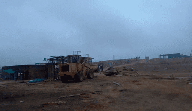 PNP desaloja a 300 invasores de terreno en Tumbes.