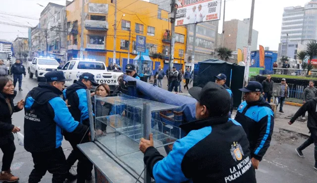 La Victoria: Policía evita el ingreso de ambulantes a Gamarra [VIDEO]