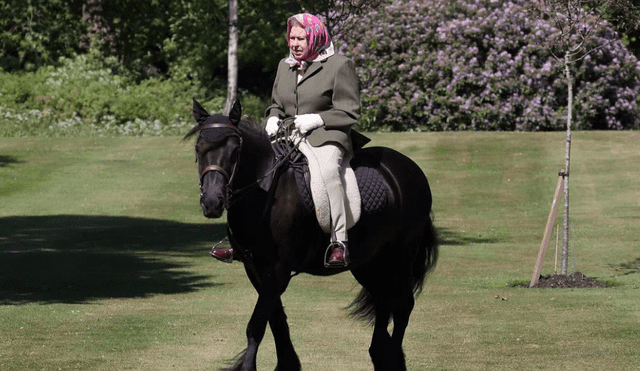 La reina Isabel II permanecía en estricto confinamiento en el interior del palacio de Windsor, antes de ser captada por primera vez paseando sobre el lomo de un poni. (Foto: Difusión)