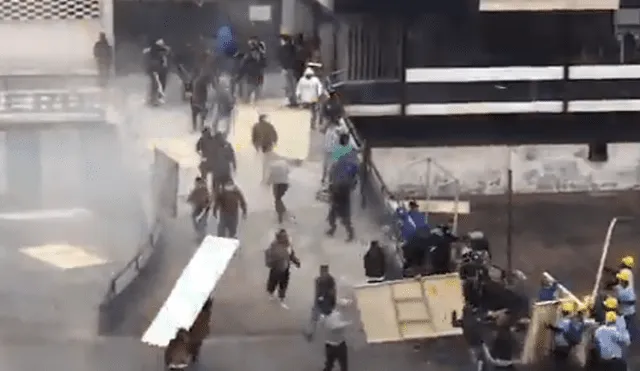 Dos heridos tras pelea entre barristas y evangélicos por toma de explanada [VIDEO]