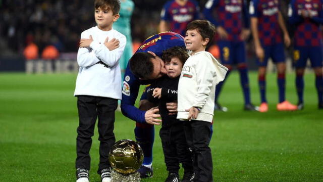 Los hijos del jugador lo acompañaron al campo de juego. Foto: AFP.
