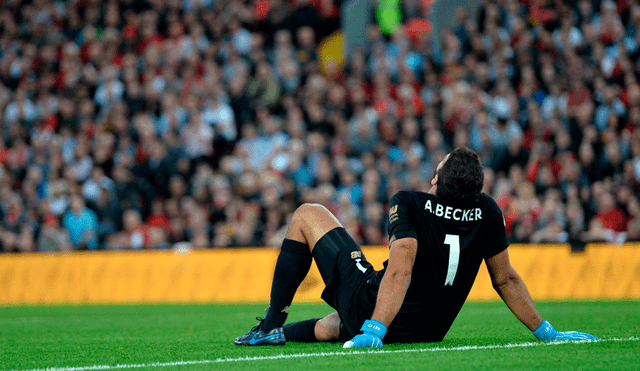 Alisson Becker sufrió una lesión en la pantorrilla y no jugará con el Liverpool la Supercopa de Europa ante el Chelsea. | Foto: EFE