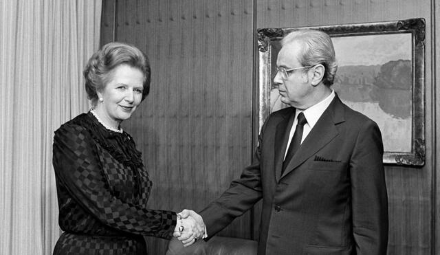 Javier Pérez de Cuéllar con la ex primera ministra británica Margaret Thatcher, durante el conflicto de Las Malvina contra la Argentina.