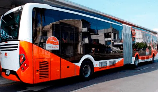 Pasajeros de bus capturan a sujeto que se masturbaba detrás de una joven [VIDEO]