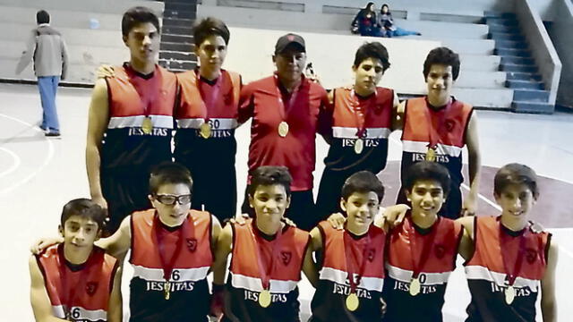 CAMPEONES. El equipo sub-14 de basquet del colegio San José es el actual campeón regional. Tendrán que costear su viaje.