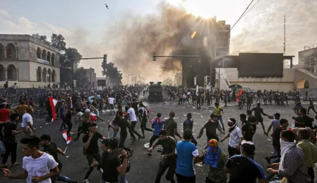 Más de un millar de manifestantes se habían concentrado en la capital iraquí. "¡Los ladrones nos robaron!", coreaba la multitud. Foto: AFP.