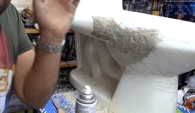 YouTube viral: Hombre trata de reparar inodoro con fideos instantáneos y ocurre lo inesperado [VIDEO]