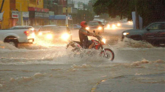 El Huracán Lorena dejó una avenida inundada en la ciudad de Culiacán. Foto: EFE.