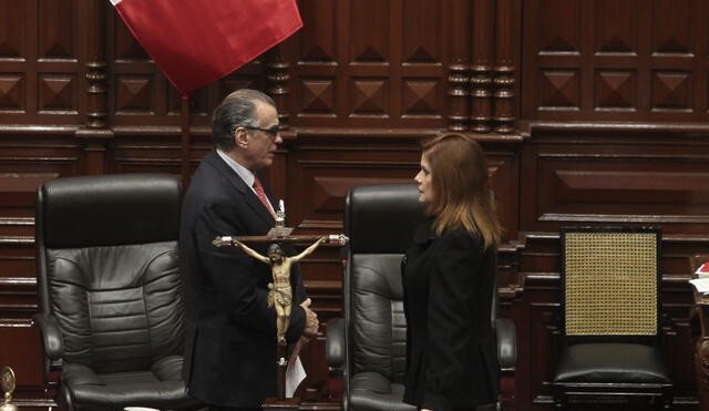 Mercedes Aráoz jura como "presidenta encargada" ante Pedro Olaechea, horas después de que Martín Vizcarra disolviera constitucionalmente el Congreso. Foto: La República.