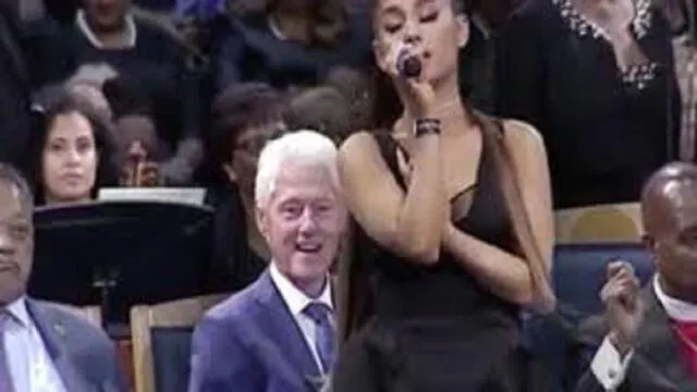 Las miradas de Clinton a Ariana Grande que indignaron a los usuarios [VIDEO]