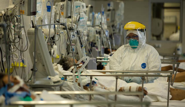 El desborde de las salas de UCI arrastra a los médicos intensivistas a elegir qué paciente ocupa la última cama libre. Crédito: John Reyes