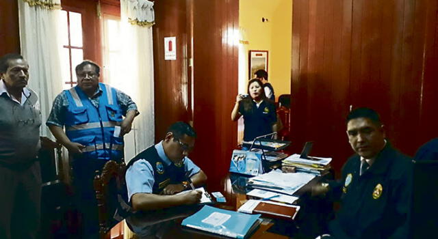diligencia. Fiscales anticorrupción incautaron documentación en la municipalidad de Torata.