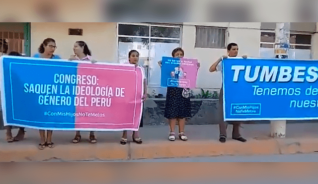 Colectivo provida protesta contra autoridades por textos escolares en Tumbes [VIDEO]
