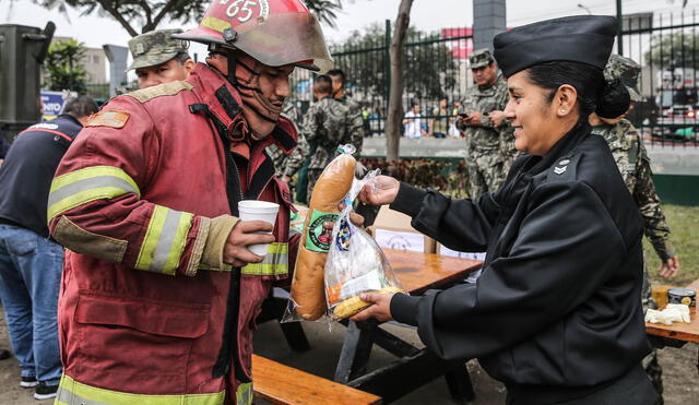 Población e instituciones brindaron alimentos y aliento a los bomberos