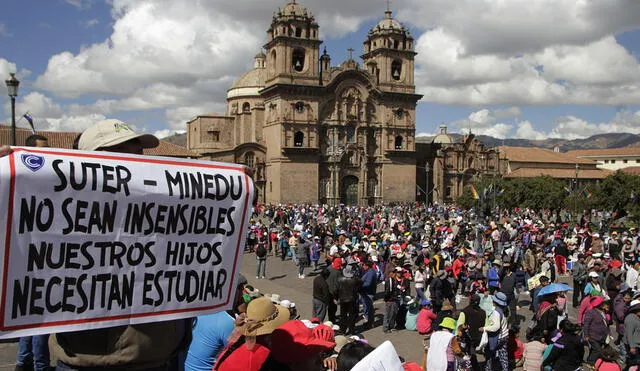 Padres en Cusco marchan contra huelga magisterial