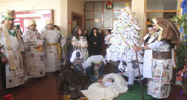 Escenifican nacimiento de Jesús con disfraces hechos de material reciclado.