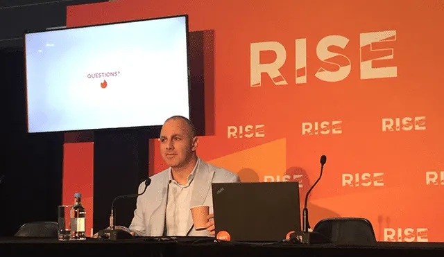 El director ejecutivo de Tinder, Elie Seidman, durante la conferencia Rise Tech. | Foto: Jessicha Valentina