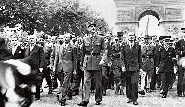 Victorioso. El general francés Charles de Gaulle y sus lugartenientes rumbo a Notre Dame para el servicio de Acción de Gracias, después de la liberación de París.