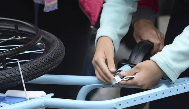 Voluntarios armaron y entregaron sillas de ruedas a niños y adultos con discapacidad