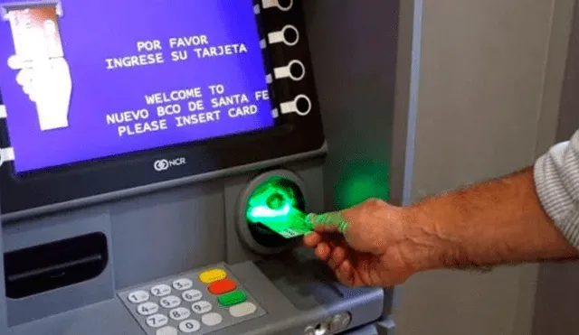Un distraído abogado olvidó su tarjeta de débito en el cajero automático y vigilante aprovechó para robarle todo su dinero. Foto: Referencial