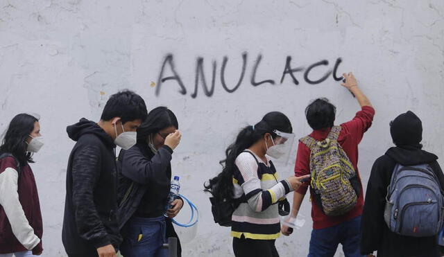 Estudiantes alzaron su voz de protesta, luego de que el examen virtual dejara fuera a más de 1.400 postulantes. Foto: Flavio Matos / La República