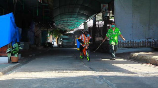 Tailandia: obligan a un mono a desinfectar zoológico sobre una bicicleta