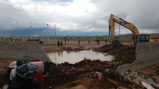 Puno: Inician demolición de cancha deportiva construida en cauce de río [VIDEO]