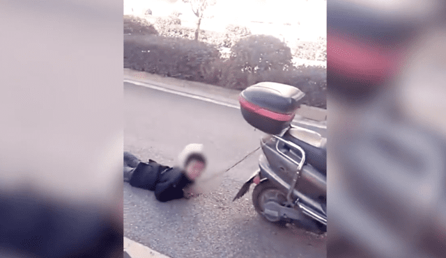YouTube: Ata a su hijo a una moto y lo arrastra por travieso [VIDEO]