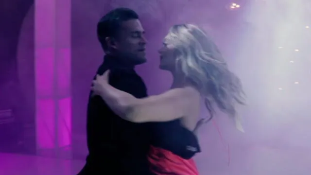 Christian Domínguez e Isabel Acevedo se besan en videoclip  Foto: captura