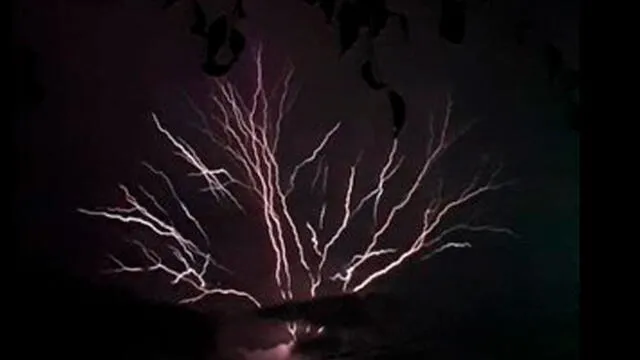 Rayo entra en contacto con volcán y genera una lluvia de fuegos artificiales [VIDEO]