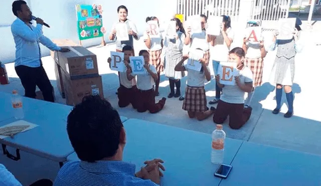 México: alumnos se arrodillan ante diputado para agradecer donación