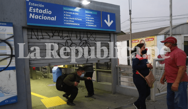 Lunas rotas y pintas en la estación Estadio Nacional del Metropolitano. Foto: Félix Contreras / La República