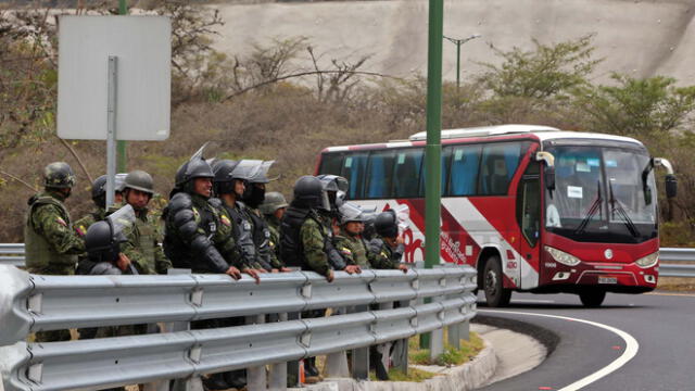 Los soldados patrullan las afueras de la ciudad de Quito el 5 de octubre de 2019 en medio de protestas contra las políticas económicas del presidente ecuatoriano Lenin Moreno.