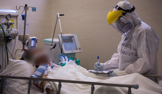 Un paciente es atendido en la UCI del Hospital de Emergencias Villa El Salvador. Foto: Antonio Melgarejo / La República