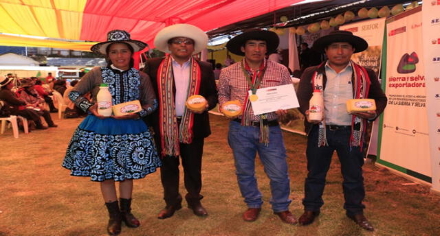 Productores lácteos de Chumbivilcas son distinguidos con medalla del Minagri.