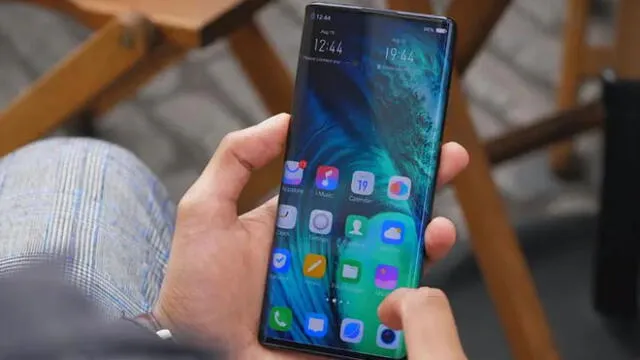 Rival de Huawei y su nuevo móvil con pantalla tipo 'cascada'.
