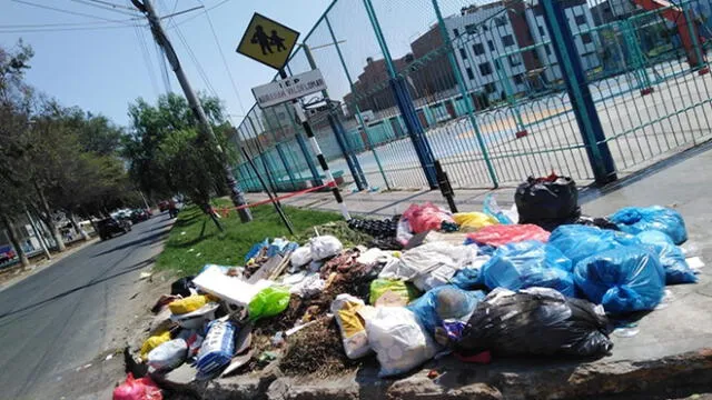 Trujillo: residuos son arrojados en esquina de una losa deportiva