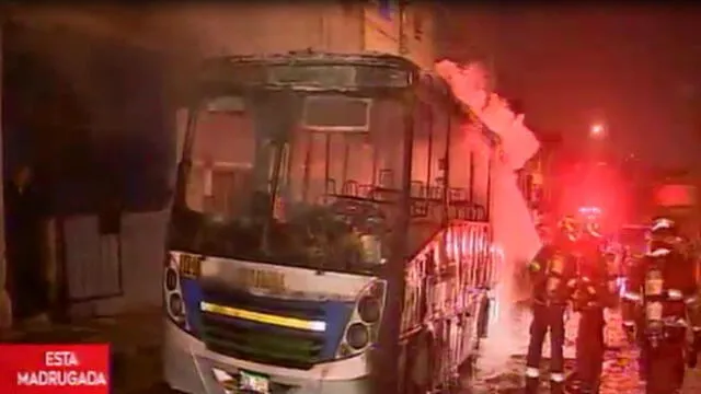 Independencia: prenden fuego a bus por presunta venganza contra propietario [VIDEO]