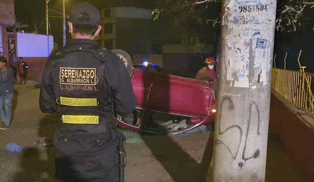 Vehículo quedó con las llantas hacia arriba, dejando dos personas heridas. Foto: Serenazgo de Gregorio Albarracín.