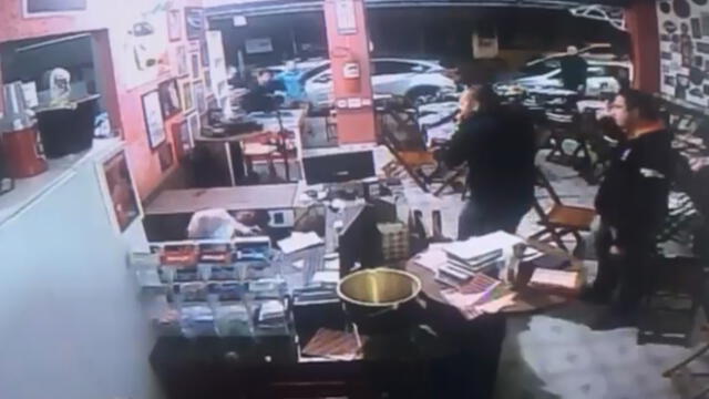 Policía vestido de civil abate delincuente que asaltaba restaurante